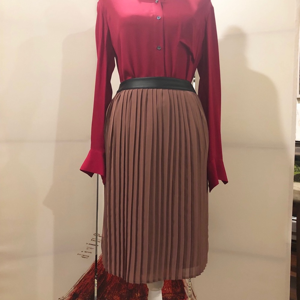 Pleated old rose color skirt